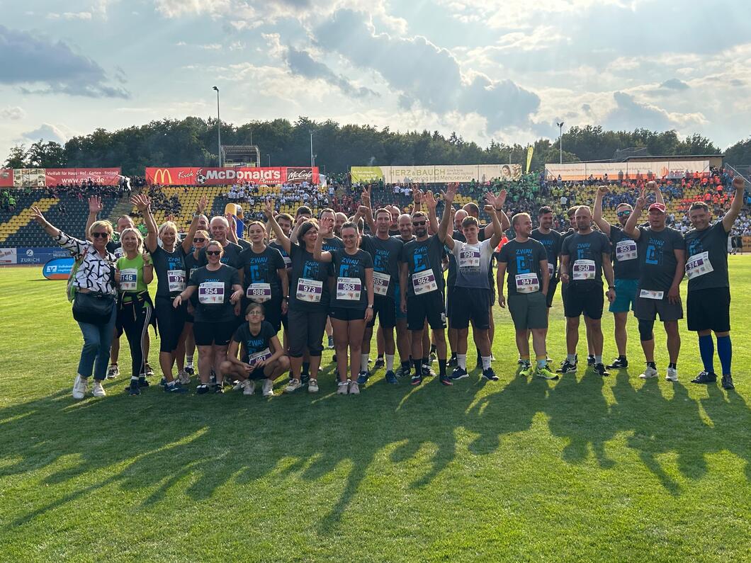 Firmenlauf 2025 - Läuft bei uns!: Unsere läufer gut gelaunt zum... Wasserstelle ZWAV - unsere Läufer Gruppe