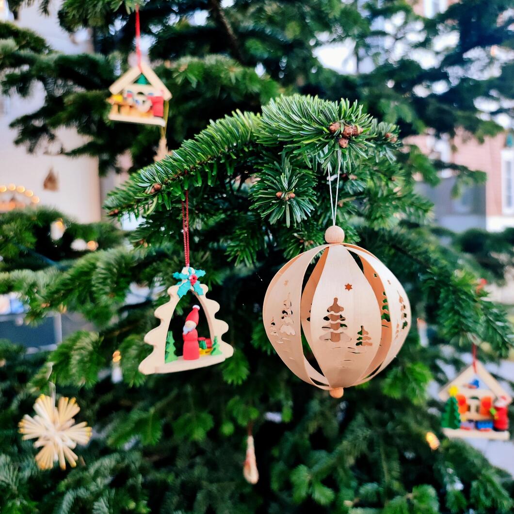 Grüße zum Jahresausklang Weihnachtsbaum mit Dekoration