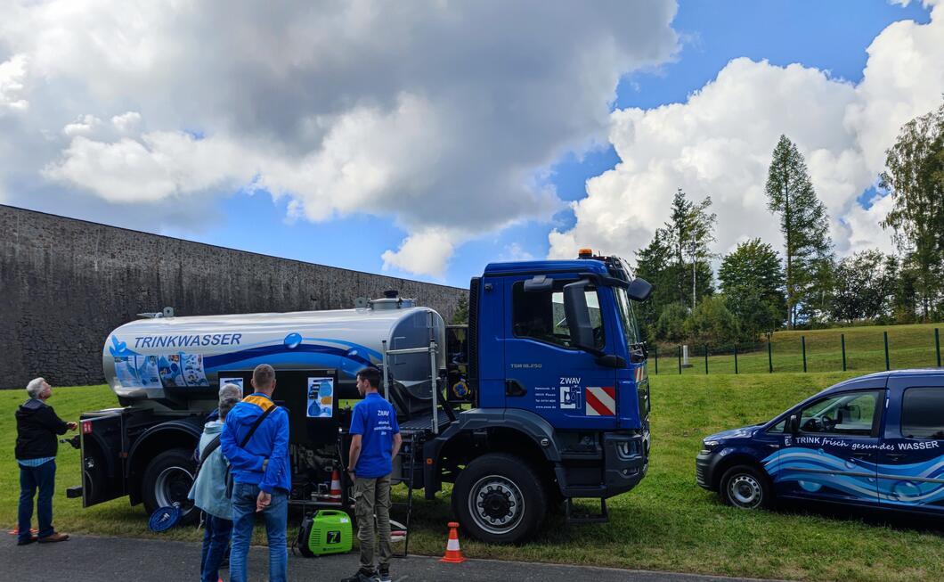 100 Jahre Talsperre Muldenberg Wasserwagen vor der TS Muldenberg