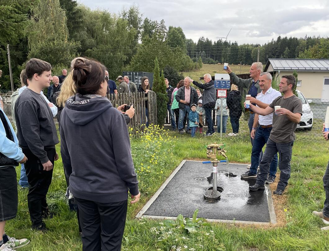 Wasserfest Brunnendorf OT Gettengrün, Adorf: Ausschank der erstewn... Ausschank der erstewn Trinkwassers beim Wasserfest in Gettengrün