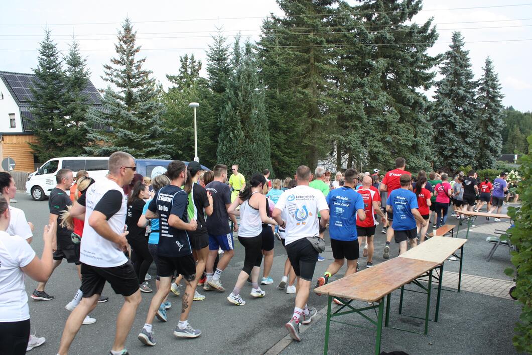 Firmenlauf 2025 - Läuft bei uns! Wasserstelle ZWAV - Läufer