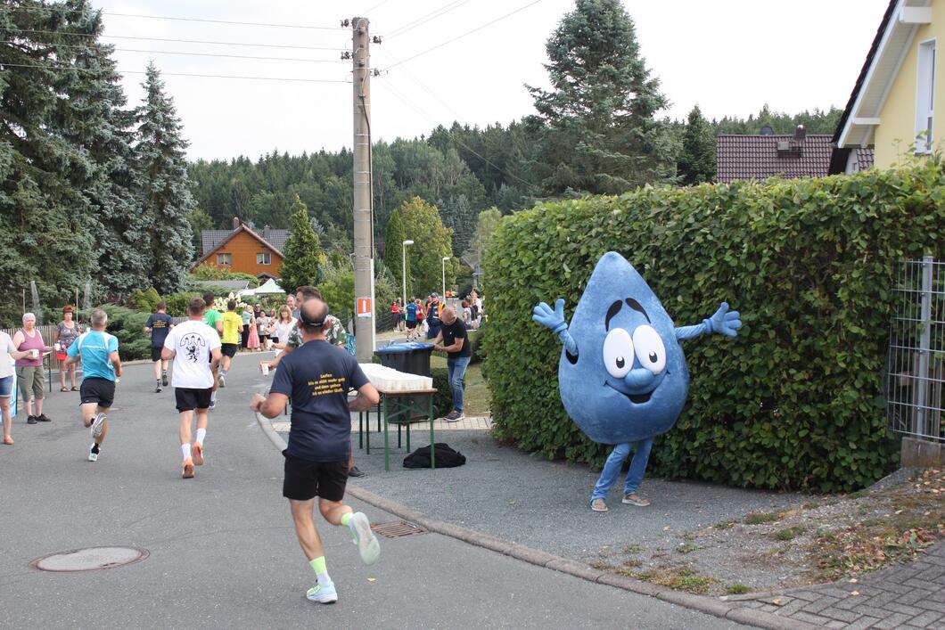 Firmenlauf 2025 - Läuft bei uns! Wasserstelle ZWAV - Läufer werden von Aqualino begrüßt