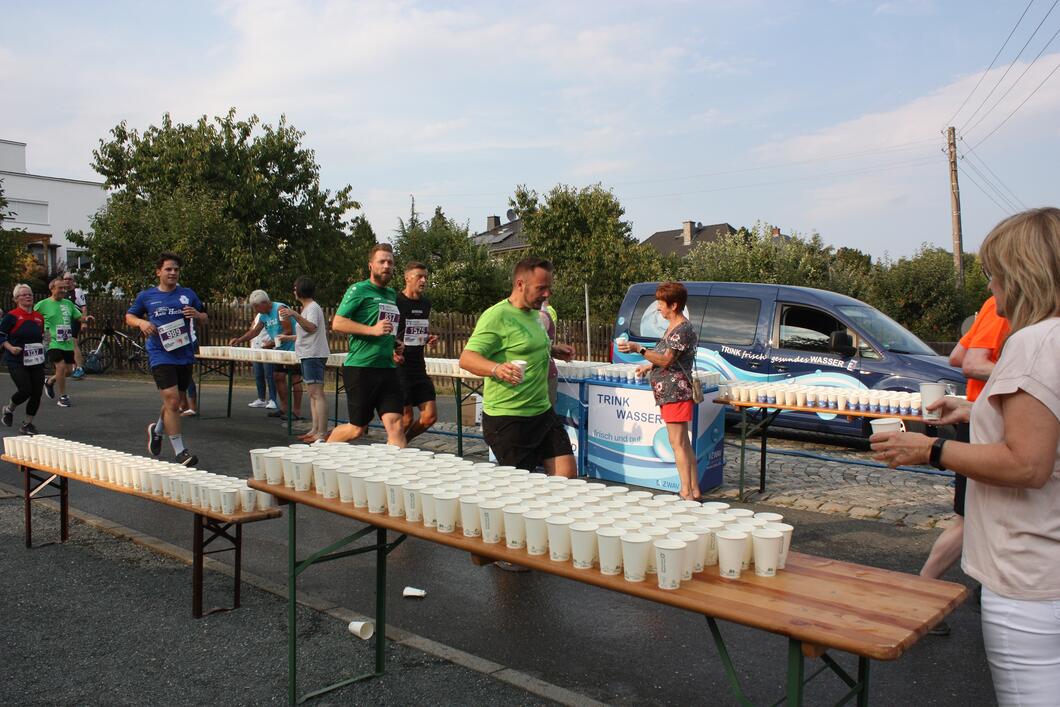 Firmenlauf 2025 - Läuft bei uns! Wasserstelle ZWAV - Läufer